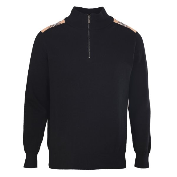 BURBERRY巴宝莉BBR 肩部格纹半拉链羊绒毛衣原版10575购入，原版100%羊绒材质，大货采用羊毛混纺材质。甄选细腻羊毛面料，以精纺工艺赋予针织Polo半拉链衫温润光泽与亲肤触感，告别刺痒，贴身穿着亦如云朵轻裹。甄选羊毛针织，柔软顺滑，锁温保暖，贴身穿舒适不扎半拉链立领结构，可拉高防风，可下拉松弛休闲，胸口精致战马刺绣，低调轻奢，品牌辨识度拉满，微宽松立体剪裁，修饰身形，不紧绷不显臃肿，通勤商务、日常休闲、出行内搭，一衣多穿，修身剪裁利落收束线条，挺括翻领搭配水牛角质感纽扣，门襟内侧的品牌格纹细节暗藏巧思，每一处都在诉说百年工艺的沉淀，质感细腻、耐洗不变形，男女同款。颜色: 黑色，深灰色，藏青Size：M-XXL