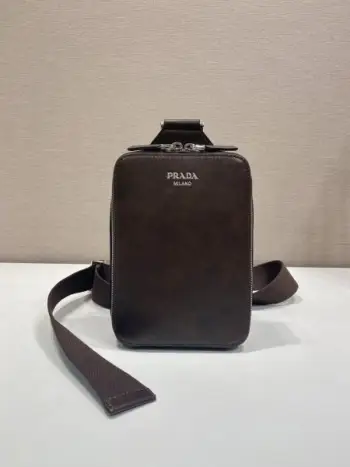 新品胸包2VZ106-1这款胸包Brique系列那标志性的轮廓，在经过特殊处理的皮革上展现出新的风貌，这种小牛皮拥有丰富的质感，从而进一步凸显了该系列的特色。它体现了传统工艺、创新理念与记忆之间的完美平衡。内格有口袋，上身效果非常酷又贴身又是一款永久不过时长14x高20x底4cm