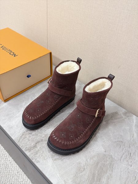 L家秋冬最烫钻老花短筒雪地靴超多明星网红种草 复古民族风短靴版型 鞋面满钻LV经典老花图案 品牌辨识度拉满 手工编织锁边工艺 侧面金属搭扣绑带装饰 可调节松紧 圆头靴筒包容脚面脚踝 后跟老花织带提环 穿脱方便 兼顾低调和复古氛围感 鞋面磨砂反绒麂皮 内里整靴铺满厚实羊羔毛原版开模锯齿防滑橡胶大底Size：35-41 41定制