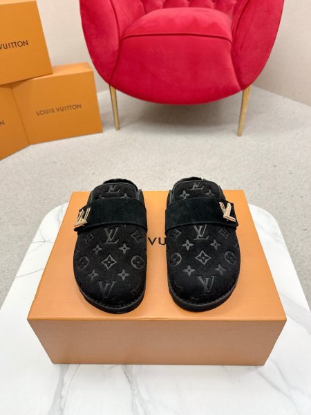 L家25𝐬𝐬 秋冬新品 主打最 老花面包穆勒羊毛拖鞋硬货上新级别！高级感十足！国内外博主刷爆的一款，复古又时髦 上脚美炸了！官网主推款️鞋面:原版牛猄/老花皮/丹宁牛仔️大底:原版开模橡胶发泡大底️码数:女35-39 男40-44（女40.41 男45定制 不退换）