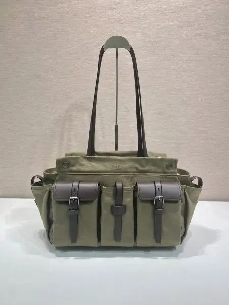 新品route 1BG644托特包大号这款复古风格进口帆布和牛皮托特包设计中的主角。以口袋作为功能性和装饰元素，现代风格结合精致与多功能性，宽敞的容量与简约的美学相得益彰，配有肩带和金属扣，唤起独特的档案细节。非常时尚又实用，又是一款永久不过时赶紧入手吧长34x高25x底17cm