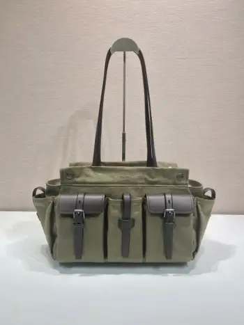 新品route 1BG644托特包大号这款复古风格进口帆布和牛皮托特包设计中的主角。以口袋作为功能性和装饰元素，现代风格结合精致与多功能性，宽敞的容量与简约的美学相得益彰，配有肩带和金属扣，唤起独特的档案细节。非常时尚又实用，又是一款永久不过时赶紧入手吧长34x高25x底17cm