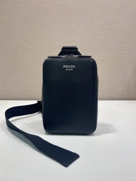 新品胸包2VZ106-1这款胸包Brique系列那标志性的轮廓，在经过特殊处理的皮革上展现出新的风貌，这种小牛皮拥有丰富的质感，从而进一步凸显了该系列的特色。它体现了传统工艺、创新理念与记忆之间的完美平衡。内格有口袋，上身效果非常酷又贴身又是一款永久不过时长14x高20x底4cm