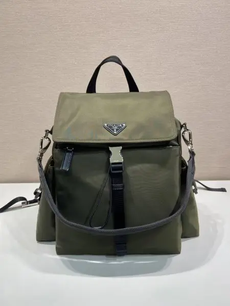 双肩包2VZ118森林绿这款Explore手袋完美融合了高雅与功能性，拥有柔和线条的多口袋轮廓。专为城市探索和户外冒险而设计，款式配有可拆卸提手，可肩背。再生尼龙与皮革的结合体现了设计的双重性，融合了技术细节与精致，翻盖与旁开扣系统包口设计，三个外部口袋，配拉链和翻盖旁开扣系统，背面口袋，配磁扣内部配拉链式口袋和贴袋，容量空间大，又是一款永久不过时，赶紧入手吧长39x高37x底20cm