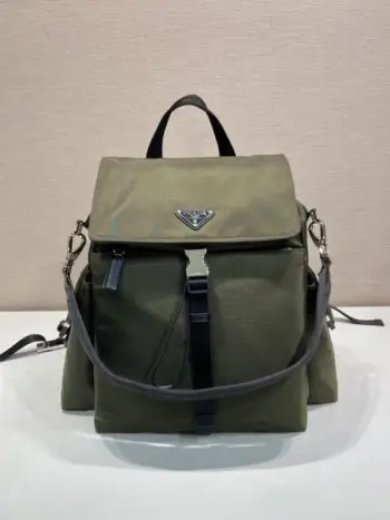 双肩包2VZ118森林绿这款Explore手袋完美融合了高雅与功能性，拥有柔和线条的多口袋轮廓。专为城市探索和户外冒险而设计，款式配有可拆卸提手，可肩背。再生尼龙与皮革的结合体现了设计的双重性，融合了技术细节与精致，翻盖与旁开扣系统包口设计，三个外部口袋，配拉链和翻盖旁开扣系统，背面口袋，配磁扣内部配拉链式口袋和贴袋，容量空间大，又是一款永久不过时，赶紧入手吧长39x高37x底20cm