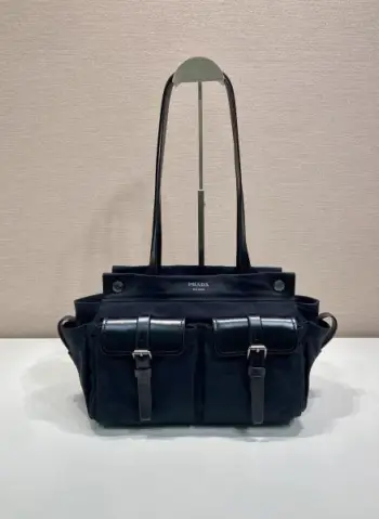 新品route 1BG645托特包这款复古风格进口帆布和牛皮托特包设计中的主角。以口袋作为功能性和装饰元素，现代风格结合精致与多功能性，宽敞的容量与简约的美学相得益彰，配有肩带和金属扣，唤起独特的档案细节。非常时尚又实用，又是一款永久不过时赶紧入手吧长30x高22x底15cm