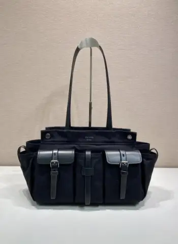 新品route 1BG644托特包大号这款复古风格进口帆布和牛皮托特包设计中的主角。以口袋作为功能性和装饰元素，现代风格结合精致与多功能性，宽敞的容量与简约的美学相得益彰，配有肩带和金属扣，唤起独特的档案细节。非常时尚又实用，又是一款永久不过时赶紧入手吧长34x高25x底17cm