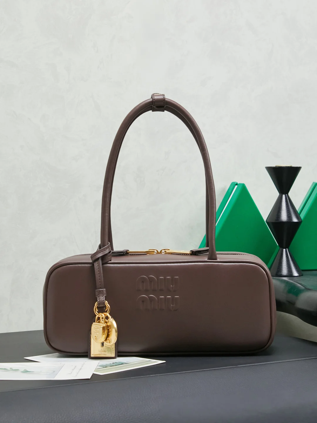 原单MIUMIU女包|高仿MIUMIU女包|精仿MIUMIU女包|一比一MIUMIU女包5BB173：Miu新尺寸长手柄保龄球，采用超柔软小牛皮材质，搭配别致饰品挂件，大胆创新的设计完美诠释了Miu不拘一格，潇洒随意包容的人生态度，这款包包很酷，定格精致的多功能设计，融合男装和女装元素，随性慵懒，自然洒脱，充满个性，上班通勤，逛街旅游都是绝佳选择，火遍全网不是没道理的，各大时尚搏主明星都爱背它，尺寸：28X12X8cm