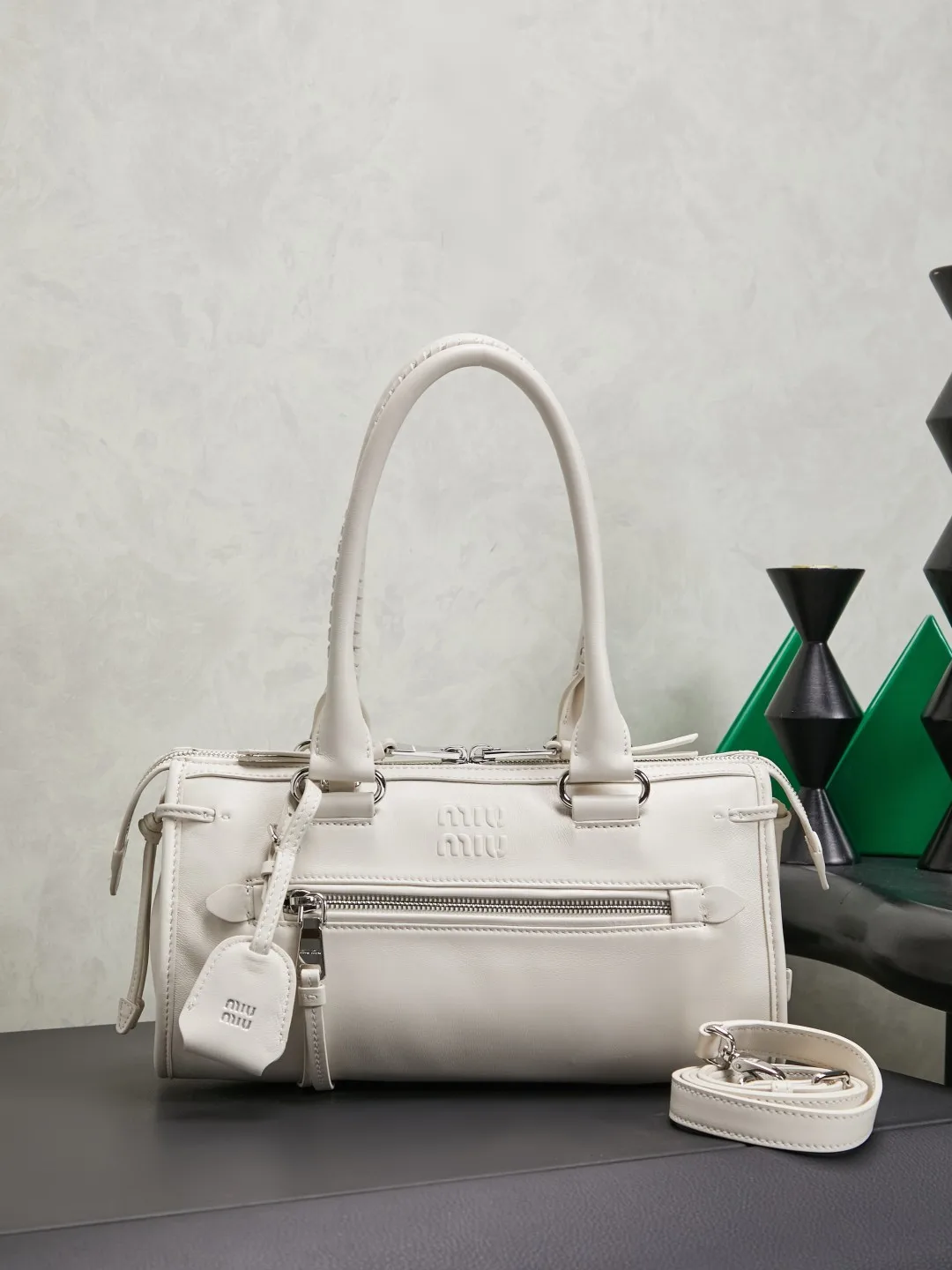 原单MIUMIU女包|高仿MIUMIU女包|精仿MIUMIU女包|一比一MIUMIU女包MIUMI 新品机车包手袋，型号5BA332，经典复刻Miu初代风格，高级氛围感，完全把甜酷刻进DNA里，细腻小羊皮软fufu，手感越用越柔软，容量也超能打，内部带隔层，粉饼，口红，手机，小折叠伞都能轻松塞下，手提腋下斜挎多种背法，配工装裤是酷飒辣妹，搭小裙子又秒变元气甜妹，多种风格自由切换，出街通勤随便搭配都好看尺寸：30 X15 X10 cm颜色:粉笔白