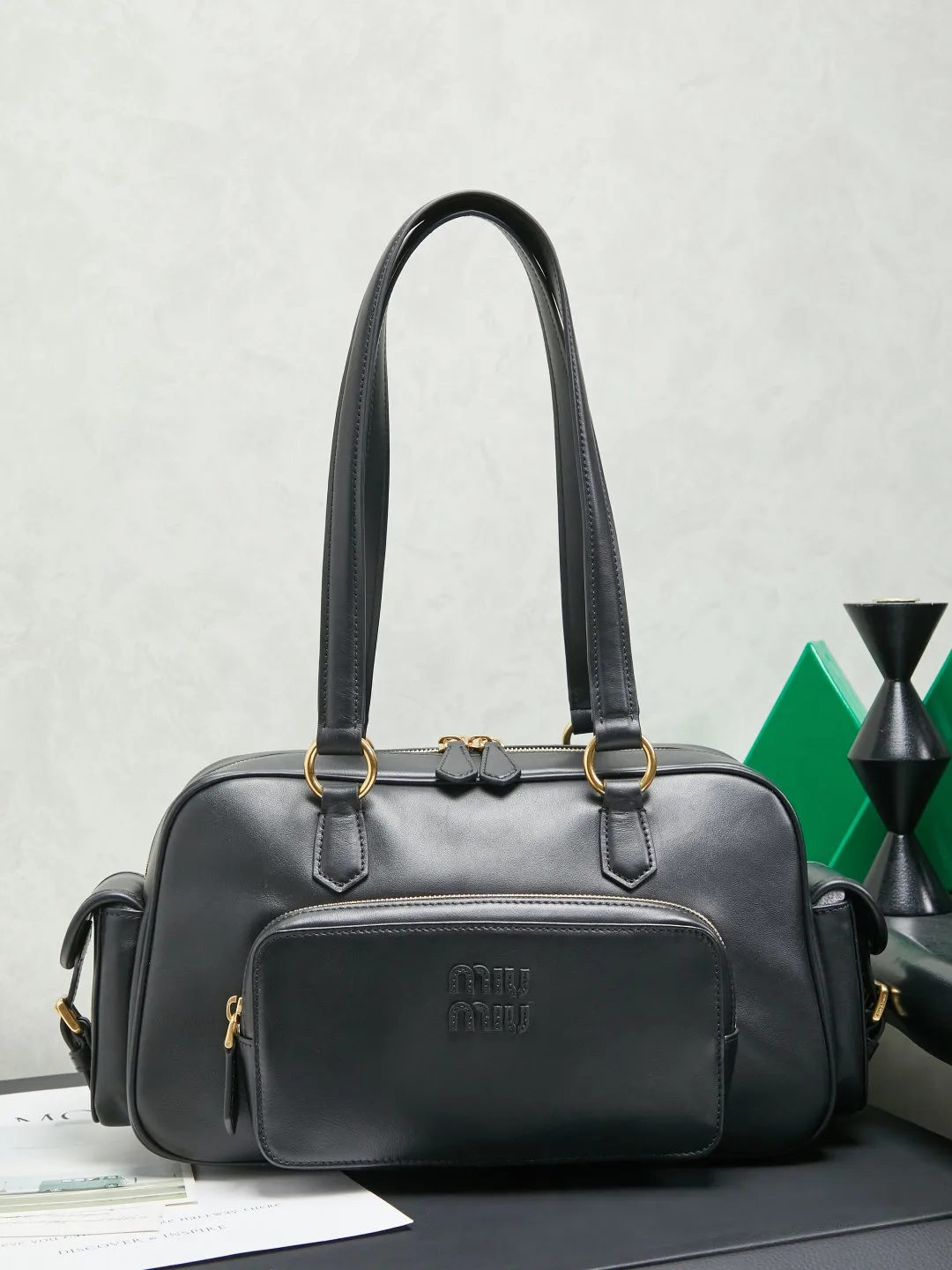 原单MIUMIU女包|高仿MIUMIU女包|精仿MIUMIU女包|一比一MIUMIU女包5BB179，Miu新品特色款式中古机车包，超重工制做，精致柔软做旧擦色小羊皮，呈现百搭复古风格，多口袋元素与精美的五金配件彰显质感与实用性，延续 miu不拘一格，大胆创新，慵懒不鞍却又自然洒脱的风格，个性鲜明，能驾驭各种风格，上班通勤外出旅游都是绝佳选择，容量相当可光尺寸：32X19 X14 cm