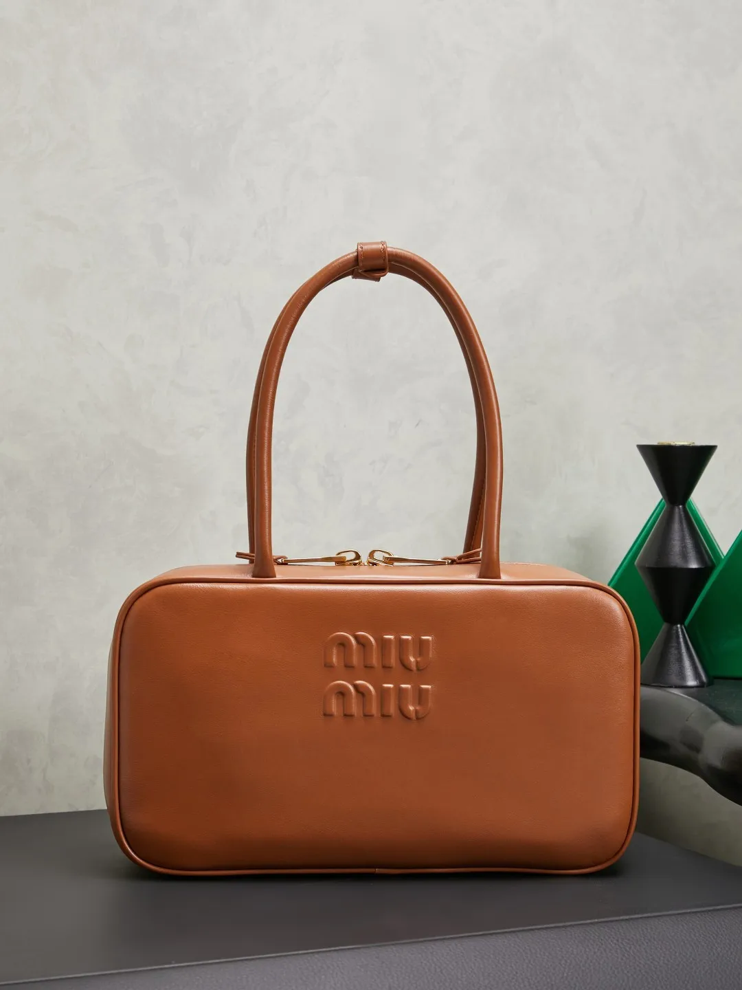原单MIUMIU女包|高仿MIUMIU女包|精仿MIUMIU女包|一比一MIUMIU女包原厂皮芯片版5BB172 MiuMiu新尺寸公文包，采用进口小牛皮，皮质光滑细腻柔软，棉质缎面衬里，这款包包很酷，定格精致的多功能设计，融合男装和女装元素，随性慵懒，自然洒脱，充满个性，超大容量还很轻便，简约却不简单，新尺寸适配度更高，各大时尚搏主几乎人手一个，尺寸：29X17X9cm颜色:干邑色（配原版）