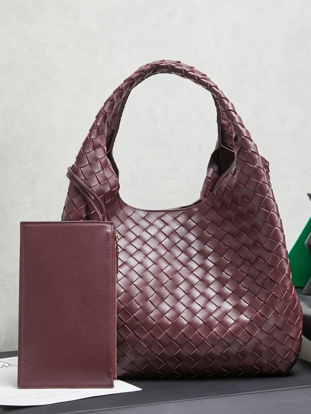 原单BV女包|高仿BV女包|精仿BV女包|一比一BV女包BOTTEGA VENETA葆蝶家2025新品Campana肩背包上市啦~首先夸夸这款包包的自重，作为一款不算很小的包包，它非常的轻便日常，对于我这种出门需要携带很多随身物品的人来说这个优点真是太棒了，很大程度减轻了出行的负担️在造型上有点像是parachute和jodie的结合体，钝钝的三角造型可爱憨厚，背出门逛街就是心情好的加速器，提手和包身都是经典编织，在原本的敞口设计上加了系带，如果没有系起来，包包拎起来就会有小菜篮的造型哦款号：844250 尺寸：39*24*18.5cm