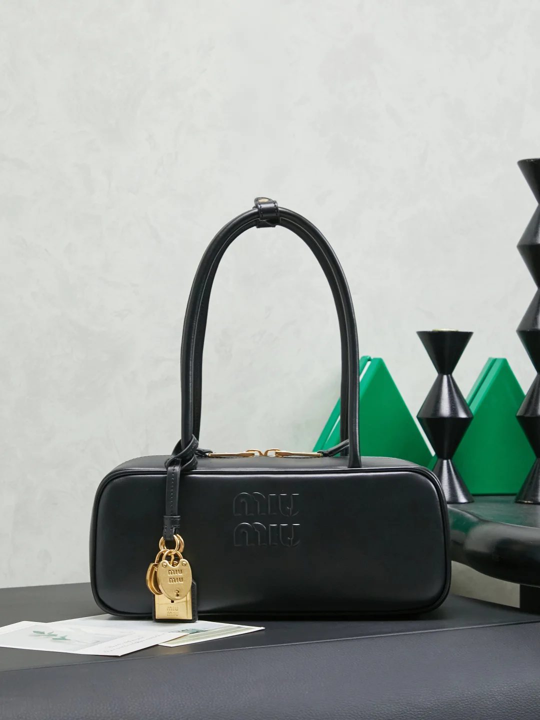 原单MIUMIU女包|高仿MIUMIU女包|精仿MIUMIU女包|一比一MIUMIU女包5BB173：Miu新尺寸长手柄保龄球，采用超柔软小牛皮材质，搭配别致饰品挂件，大胆创新的设计完美诠释了Miu不拘一格，潇洒随意包容的人生态度，这款包包很酷，定格精致的多功能设计，融合男装和女装元素，随性慵懒，自然洒脱，充满个性，上班通勤，逛街旅游都是绝佳选择，火遍全网不是没道理的，各大时尚搏主明星都爱背它，尺寸：28X12X8cm