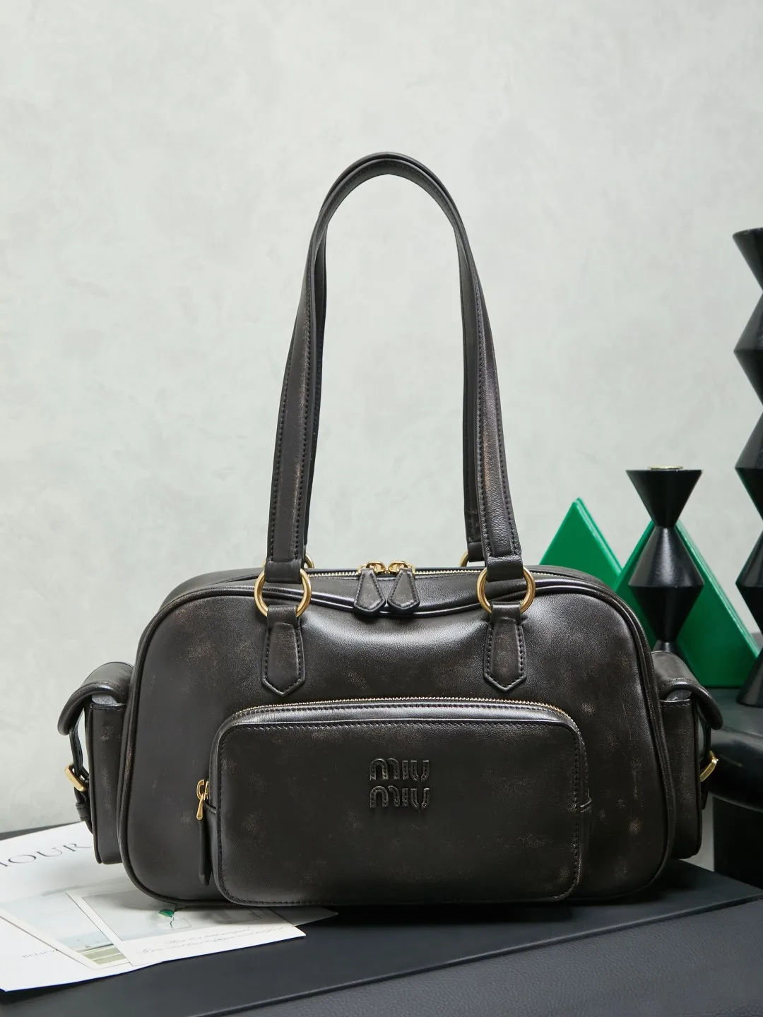 原单MIUMIU女包|高仿MIUMIU女包|精仿MIUMIU女包|一比一MIUMIU女包5BB179，Miu新品特色款式中古机车包，超重工制做，精致柔软做旧擦色小羊皮，呈现百搭复古风格，多口袋元素与精美的五金配件彰显质感与实用性，延续 miu不拘一格，大胆创新，慵懒不鞍却又自然洒脱的风格，个性鲜明，能驾驭各种风格，上班通勤外出旅游都是绝佳选择，容量相当可光尺寸：32X19 X14 cm