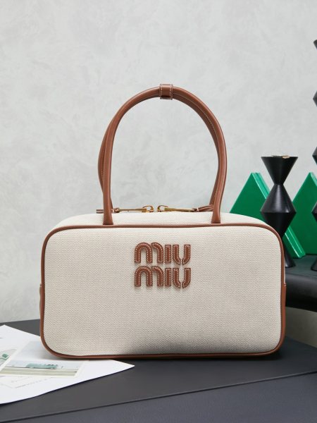5BB172： MiuMiu新尺寸公文包，采用进口小牛皮，皮质光滑细腻柔软，棉质缎面衬里，这款包包很酷，定格精致的多功能设计，融合男装和女装元素，随性慵懒，自然洒脱，充满个性，超大容量还很轻便，简约却不简单，新尺寸适配度更高，各大时尚搏主几乎人手一个5BB498，尺寸：29X17X9cm （配原版）