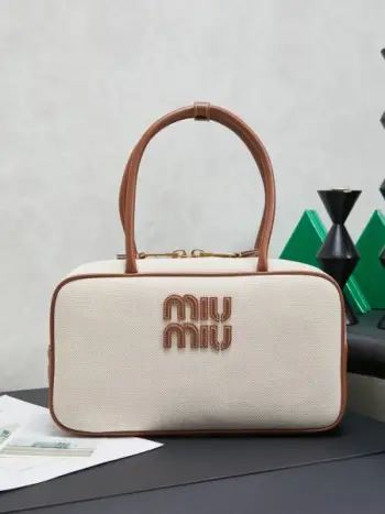 5BB172： MiuMiu新尺寸公文包，采用进口小牛皮，皮质光滑细腻柔软，棉质缎面衬里，这款包包很酷，定格精致的多功能设计，融合男装和女装元素，随性慵懒，自然洒脱，充满个性，超大容量还很轻便，简约却不简单，新尺寸适配度更高，各大时尚搏主几乎人手一个5BB498，尺寸：29X17X9cm （配原版）