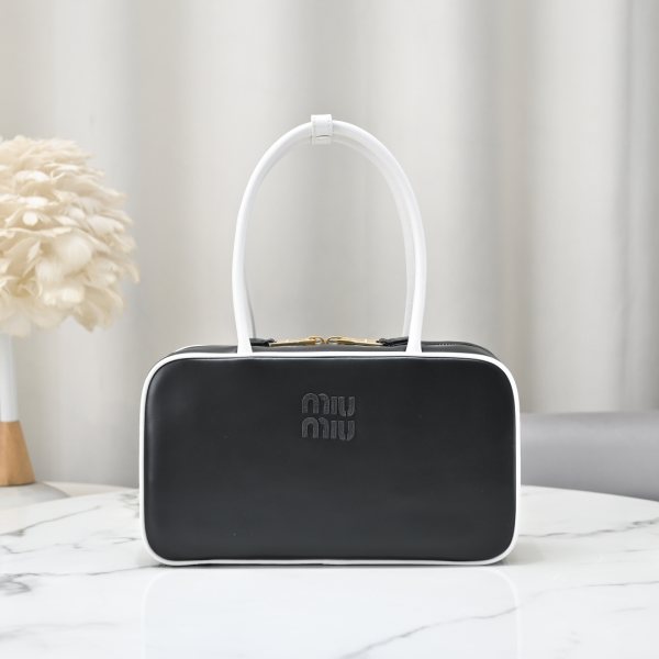 5BB172： MiuMiu新尺寸公文包，采用进口小牛皮，皮质光滑细腻柔软，棉质缎面衬里，这款包包很酷，定格精致的多功能设计，融合男装和女装元素，随性慵懒，自然洒脱，充满个性，超大容量还很轻便，简约却不简单，新尺寸适配度更高，各大时尚搏主几乎人手一个5BB498，尺寸：29X17X9cm （配原版）