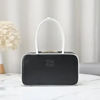 5BB172： MiuMiu新尺寸公文包，采用进口小牛皮，皮质光滑细腻柔软，棉质缎面衬里，这款包包很酷，定格精致的多功能设计，融合男装和女装元素，随性慵懒，自然洒脱，充满个性，超大容量还很轻便，简约却不简单，新尺寸适配度更高，各大时尚搏主几乎人手一个5BB498，尺寸：29X17X9cm （配原版）