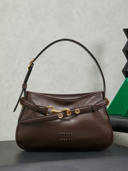 型号: 5BC214新品腋下中古包，采用进口鹿皮材质，这款Aventure 皮革手袋灵感源自09年Miu典藏设计，结构经过调整，重新诠释独特造型，焕发全新个性，饰以压花字母徽标，增添标志性元素，复古金色五金配件，亚麻混纺衬里，内配拉链口袋，长手腕适合用作手提或单肩尺寸:长30cm 宽4.5cm 高18.5cm