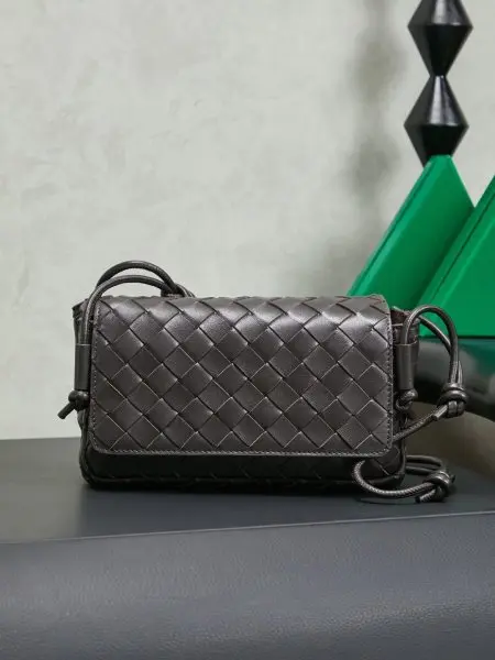 Bottega Veneta葆蝶家早春新品来啦◍˃ᵕ˂◍ 超可爱的小包每次都精准拿捏到我的心，这种简简单单随时背上就能走的小包真的太方便了，这款Notturno手拿包的惊喜还在于内里的三个独立空间，随身物品多的宝宝一定很能共情每次找物品都翻半天的心累感，这种划分区域的设计简直一下俘获我的心款号：843893尺寸：21*11*9cm颜色：巧克力色