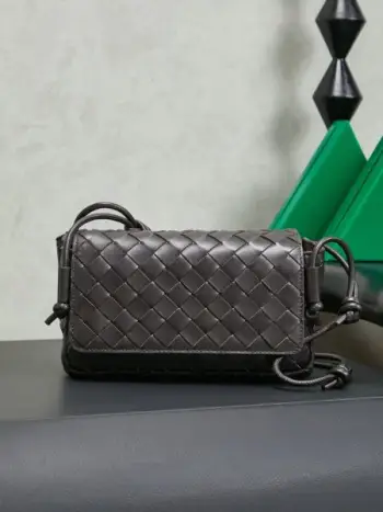 Bottega Veneta葆蝶家早春新品来啦◍˃ᵕ˂◍ 超可爱的小包每次都精准拿捏到我的心，这种简简单单随时背上就能走的小包真的太方便了，这款Notturno手拿包的惊喜还在于内里的三个独立空间，随身物品多的宝宝一定很能共情每次找物品都翻半天的心累感，这种划分区域的设计简直一下俘获我的心款号：843893尺寸：21*11*9cm颜色：巧克力色