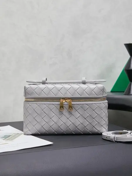 Bottega Veneta 编织拉链斜挎包 一款可以做化妆包的斜挎包包，精致的编织，小巧的包身，是日常出行必不可少的穿搭点缀，双拉链也更好的保护了包包，容量大，喜欢的不要错过啦款号：789109尺寸：22*12.5*5cm