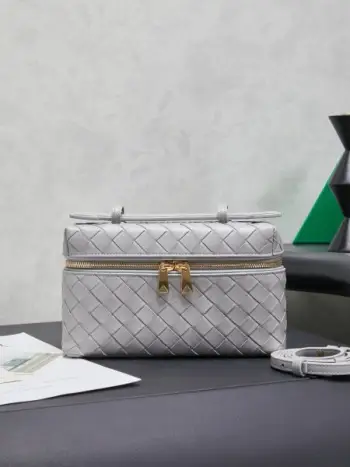 Bottega Veneta 编织拉链斜挎包 一款可以做化妆包的斜挎包包，精致的编织，小巧的包身，是日常出行必不可少的穿搭点缀，双拉链也更好的保护了包包，容量大，喜欢的不要错过啦款号：789109尺寸：22*12.5*5cm