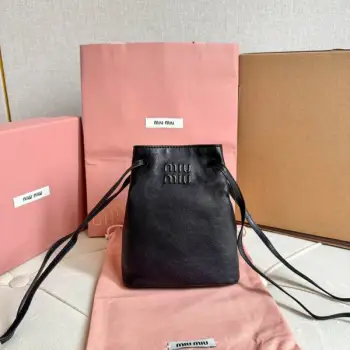 5NF460新品迷你水桶包，采用进口小羊皮，皮质超级柔软，性价比超高，能驾驭各种风格，非常俏皮可爱，可以单肩，斜挎，手提，双肩，造型多变，包包虽小却非常能装，尺寸：17X14X6CM，配原版