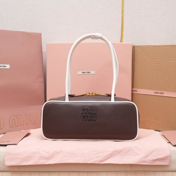 5BB173：Miu新品保龄球，最新双色搭配设计，采用超柔软小牛皮材质，大胆创新的设计完美诠释了Miu不拘一格，潇洒随意包容的人生态度，这款包包很酷，定格精致的多功能设计，融合男装和女装元素，随性慵懒，自然洒脱，充满个性，全新的帆布衬里，火遍全网不是没道理的，各大时尚搏主明星都爱背它，尺寸：28X12X9cm