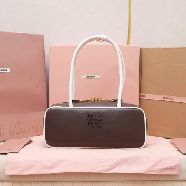 5BB173：Miu新品保龄球，最新双色搭配设计，采用超柔软小牛皮材质，大胆创新的设计完美诠释了Miu不拘一格，潇洒随意包容的人生态度，这款包包很酷，定格精致的多功能设计，融合男装和女装元素，随性慵懒，自然洒脱，充满个性，全新的帆布衬里，火遍全网不是没道理的，各大时尚搏主明星都爱背它，尺寸：28X12X9cm