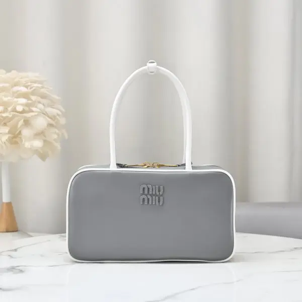 5BB172： MiuMiu新尺寸公文包，采用进口小牛皮，皮质光滑细腻柔软，棉质缎面衬里，这款包包很酷，定格精致的多功能设计，融合男装和女装元素，随性慵懒，自然洒脱，充满个性，超大容量还很轻便，简约却不简单，新尺寸适配度更高，各大时尚搏主几乎人手一个5BB498，尺寸：29X17X9cm （配原版）