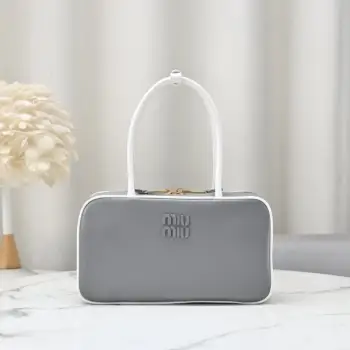 5BB172： MiuMiu新尺寸公文包，采用进口小牛皮，皮质光滑细腻柔软，棉质缎面衬里，这款包包很酷，定格精致的多功能设计，融合男装和女装元素，随性慵懒，自然洒脱，充满个性，超大容量还很轻便，简约却不简单，新尺寸适配度更高，各大时尚搏主几乎人手一个5BB498，尺寸：29X17X9cm （配原版）