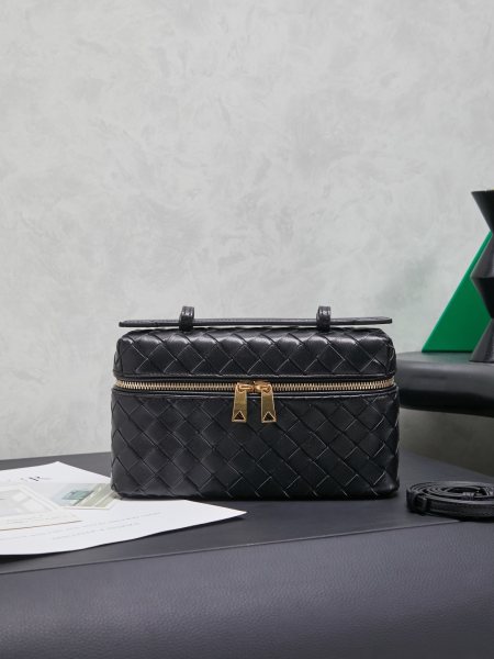 Bottega Veneta 编织拉链斜挎包 一款可以做化妆包的斜挎包包，精致的编织，小巧的包身，是日常出行必不可少的穿搭点缀，双拉链也更好的保护了包包，容量大，喜欢的不要错过啦款号：789109尺寸：22*12.5*5cm