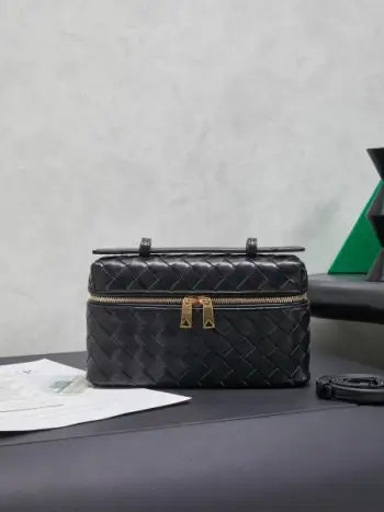Bottega Veneta 编织拉链斜挎包 一款可以做化妆包的斜挎包包，精致的编织，小巧的包身，是日常出行必不可少的穿搭点缀，双拉链也更好的保护了包包，容量大，喜欢的不要错过啦款号：789109尺寸：22*12.5*5cm