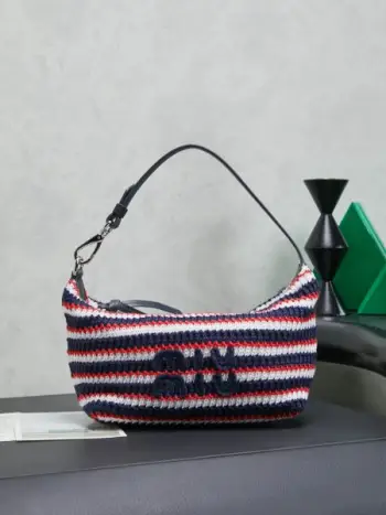 5NE841，蓝条红纹织饭盒包，超重工纯手工制作，采用多种材质编织手工钩织，非市面单一材质版本，正面标志性 Miu刺绣，棉布内里，超轻，容量大，怎么搭都好看，一年四季都适用，尺寸：底长19cm，开口宽25.5cm，高14cm，底部宽10cm，