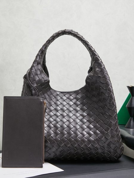 BOTTEGA VENETA葆蝶家2025新品Campana肩背包上市啦~首先夸夸这款包包的自重，作为一款不算很小的包包，它非常的轻便日常，对于我这种出门需要携带很多随身物品的人来说这个优点真是太棒了，很大程度减轻了出行的负担️在造型上有点像是parachute和jodie的结合体，钝钝的三角造型可爱憨厚，背出门逛街就是心情好的加速器，提手和包身都是经典编织，在原本的敞口设计上加了系带，如果没有系起来，包包拎起来就会有小菜篮的造型哦款号：844250 尺寸：39*24*18.5cm