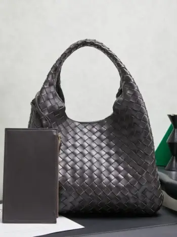 BOTTEGA VENETA葆蝶家2025新品Campana肩背包上市啦~首先夸夸这款包包的自重，作为一款不算很小的包包，它非常的轻便日常，对于我这种出门需要携带很多随身物品的人来说这个优点真是太棒了，很大程度减轻了出行的负担️在造型上有点像是parachute和jodie的结合体，钝钝的三角造型可爱憨厚，背出门逛街就是心情好的加速器，提手和包身都是经典编织，在原本的敞口设计上加了系带，如果没有系起来，包包拎起来就会有小菜篮的造型哦款号：844250 尺寸：39*24*18.5cm
