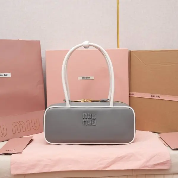 5BB173：Miu新品保龄球，最新双色搭配设计，采用超柔软小牛皮材质，大胆创新的设计完美诠释了Miu不拘一格，潇洒随意包容的人生态度，这款包包很酷，定格精致的多功能设计，融合男装和女装元素，随性慵懒，自然洒脱，充满个性，全新的帆布衬里，火遍全网不是没道理的，各大时尚搏主明星都爱背它，尺寸：28X12X9cm