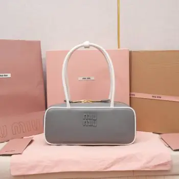 5BB173：Miu新品保龄球，最新双色搭配设计，采用超柔软小牛皮材质，大胆创新的设计完美诠释了Miu不拘一格，潇洒随意包容的人生态度，这款包包很酷，定格精致的多功能设计，融合男装和女装元素，随性慵懒，自然洒脱，充满个性，全新的帆布衬里，火遍全网不是没道理的，各大时尚搏主明星都爱背它，尺寸：28X12X9cm