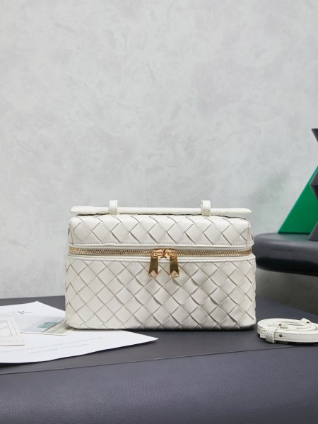 Bottega Veneta 编织拉链斜挎包 一款可以做化妆包的斜挎包包，精致的编织，小巧的包身，是日常出行必不可少的穿搭点缀，双拉链也更好的保护了包包，容量大，喜欢的不要错过啦款号：789109尺寸：22*12.5*5cm