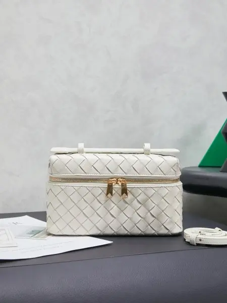 Bottega Veneta 编织拉链斜挎包 一款可以做化妆包的斜挎包包，精致的编织，小巧的包身，是日常出行必不可少的穿搭点缀，双拉链也更好的保护了包包，容量大，喜欢的不要错过啦款号：789109尺寸：22*12.5*5cm