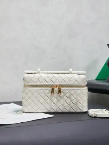 Bottega Veneta 编织拉链斜挎包 一款可以做化妆包的斜挎包包，精致的编织，小巧的包身，是日常出行必不可少的穿搭点缀，双拉链也更好的保护了包包，容量大，喜欢的不要错过啦款号：789109尺寸：22*12.5*5cm
