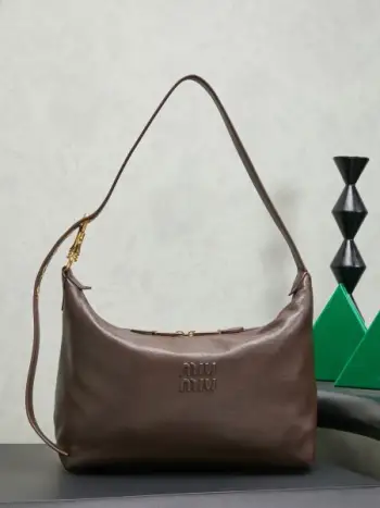 5BC217，Miuiu家Spirit 手袋上新，采用当下火爆元素做旧植柔羊皮，包型选用简约小巧的Hobo腋下包轮廓，搭配能够自由调节长度的手提带，做旧皮革复古氛围拉满，自然褪色肌理赋予包袋浓郁复古韵味，宛如复古藏品，巧妙融入休闲运动格调，色调复刻秋日枫叶氛围，质感出众，柔和耐看，自带高级氛围，随手拍都很上镜，储物空间充足，日常通勤，短途旅行携带都恰到好处尺寸：28X 21.5X13cm