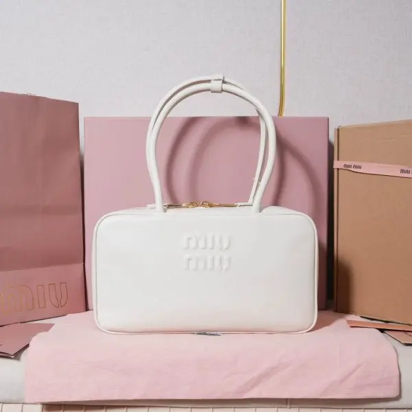5BB172： MiuMiu新尺寸公文包，采用进口小牛皮，皮质光滑细腻柔软，棉质缎面衬里，这款包包很酷，定格精致的多功能设计，融合男装和女装元素，随性慵懒，自然洒脱，充满个性，超大容量还很轻便，简约却不简单，新尺寸适配度更高，各大时尚搏主几乎人手一个5BB498，尺寸：29X17X9cm （配原版）