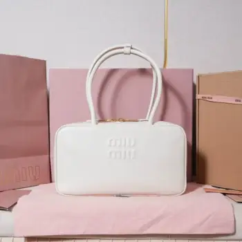5BB172： MiuMiu新尺寸公文包，采用进口小牛皮，皮质光滑细腻柔软，棉质缎面衬里，这款包包很酷，定格精致的多功能设计，融合男装和女装元素，随性慵懒，自然洒脱，充满个性，超大容量还很轻便，简约却不简单，新尺寸适配度更高，各大时尚搏主几乎人手一个5BB498，尺寸：29X17X9cm （配原版）