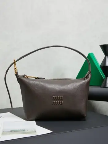 5NE841，新品饭盒包，复古做旧植柔羊皮，正面标志性 Miu金额logo，棉布内里，超轻，容量大，怎么搭都好看，一年四季都适用，尺寸：底长19cm，开口宽25.5cm，高14cm，底部宽10cm，