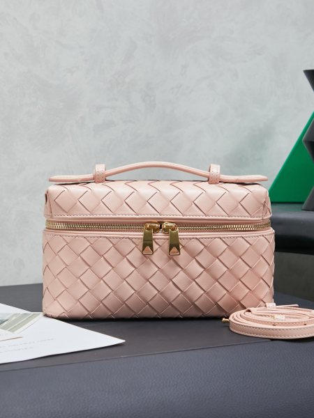 Bottega Veneta 编织拉链斜挎包 一款可以做化妆包的斜挎包包，精致的编织，小巧的包身，是日常出行必不可少的穿搭点缀，双拉链也更好的保护了包包，容量大，喜欢的不要错过啦款号：789109尺寸：22*12.5*5cm