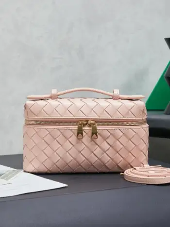 Bottega Veneta 编织拉链斜挎包 一款可以做化妆包的斜挎包包，精致的编织，小巧的包身，是日常出行必不可少的穿搭点缀，双拉链也更好的保护了包包，容量大，喜欢的不要错过啦款号：789109尺寸：22*12.5*5cm