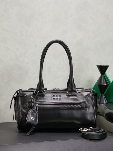 MIUMI 新品机车包手袋，型号5BA332，经典复刻Miu初代风格，高级氛围感，完全把甜酷刻进DNA里，细腻小羊皮软fufu，手感越用越柔软，容量也超能打，内部带隔层，粉饼，口红，手机，小折叠伞都能轻松塞下，手提腋下斜挎多种背法，配工装裤是酷飒辣妹，搭小裙子又秒变元气甜妹，多种风格自由切换，出街通勤随便搭配都好看尺寸：30 X15 X10 cm颜色:黑色