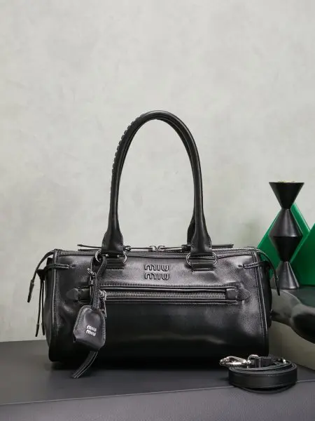 MIUMI 新品机车包手袋，型号5BA332，经典复刻Miu初代风格，高级氛围感，完全把甜酷刻进DNA里，细腻小羊皮软fufu，手感越用越柔软，容量也超能打，内部带隔层，粉饼，口红，手机，小折叠伞都能轻松塞下，手提腋下斜挎多种背法，配工装裤是酷飒辣妹，搭小裙子又秒变元气甜妹，多种风格自由切换，出街通勤随便搭配都好看尺寸：30 X15 X10 cm颜色:黑色
